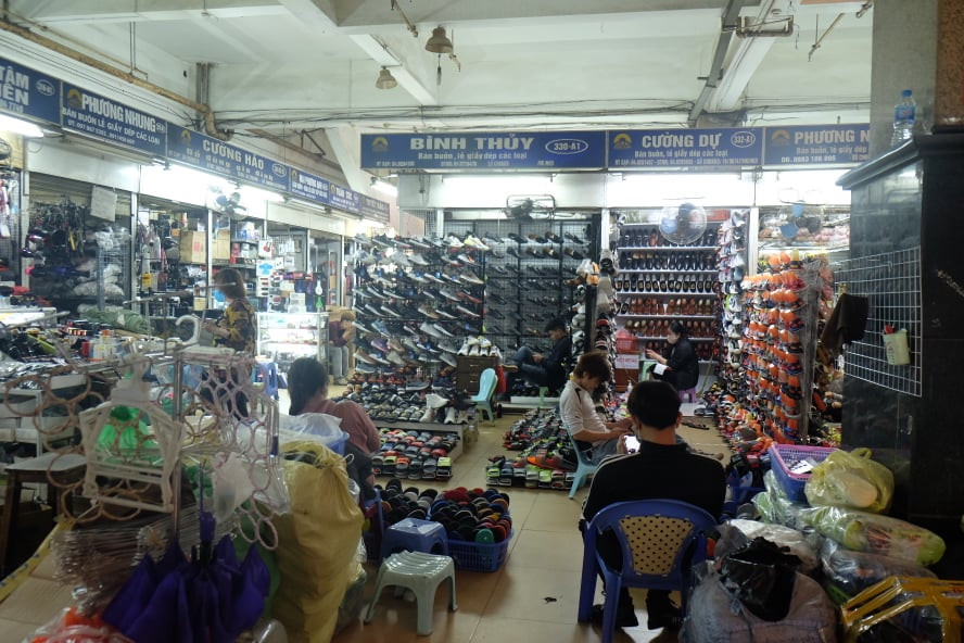 100% khách đeo khẩu trang, rửa tay trước khi vào chợ Đồng Xuân ảnh 12