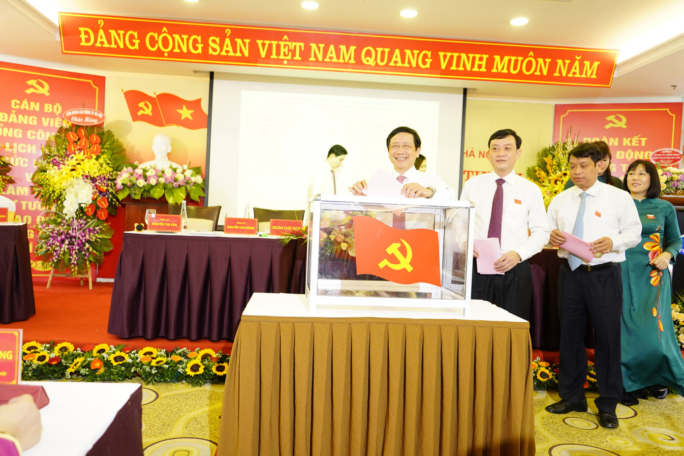 Ông Nguyễn Minh Chung làm Bí thư Đảng ủy Tổng Công ty Du lịch Hà Nội ảnh 1