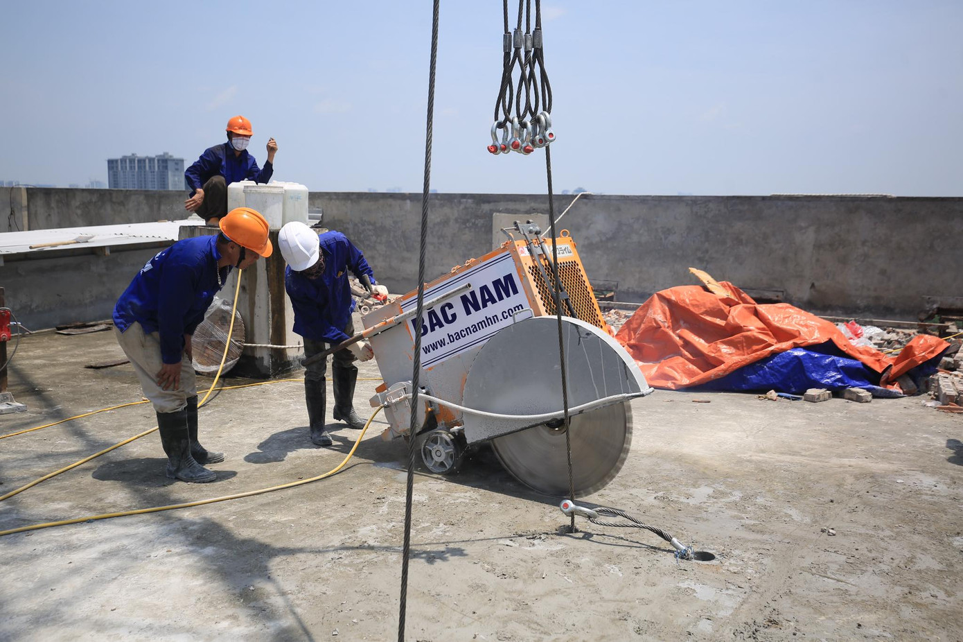 Máy cắt lưỡi kim cương cắt 'ngọt lịm' sàn nhà 8B Lê Trực ảnh 2