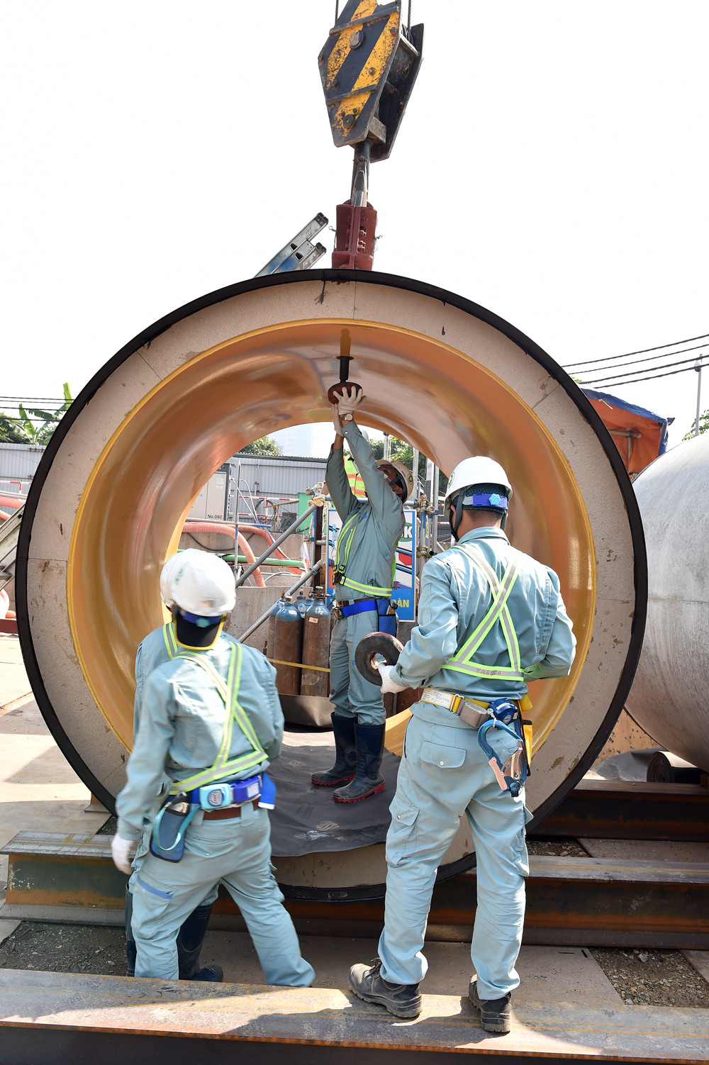 Lắp đặt ống cống khổng lồ dẫn nước sông Tô Lịch vào nhà máy xử lý nước thải ảnh 1