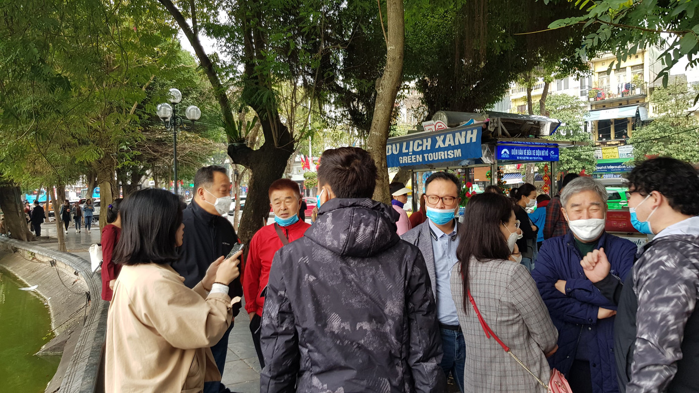 Cận cảnh du khách đến Hà Nội kín mít khẩu trang phòng dịch cúm ảnh 2