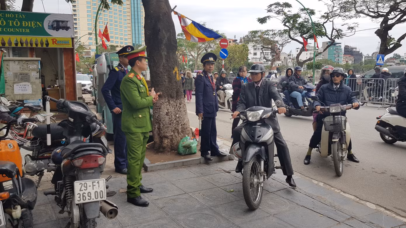 Trông xe tự phát mọc như nấm quanh các điểm di tích Hà Nội ảnh 1
