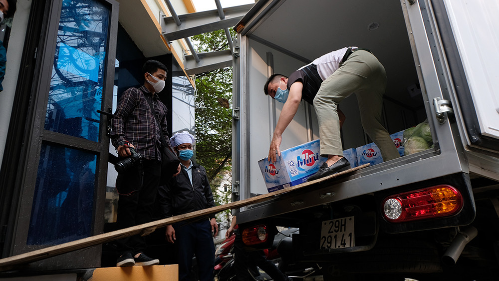 Cung cấp thực phẩm tới từng hộ dân khu cách ly phố Trúc Bạch ảnh 1