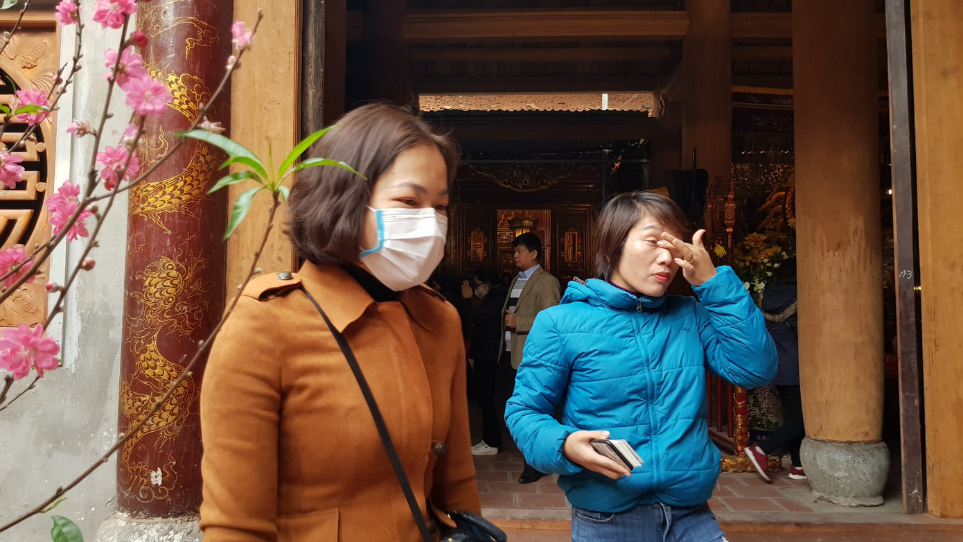 Cận cảnh du khách đến Hà Nội kín mít khẩu trang phòng dịch cúm ảnh 11