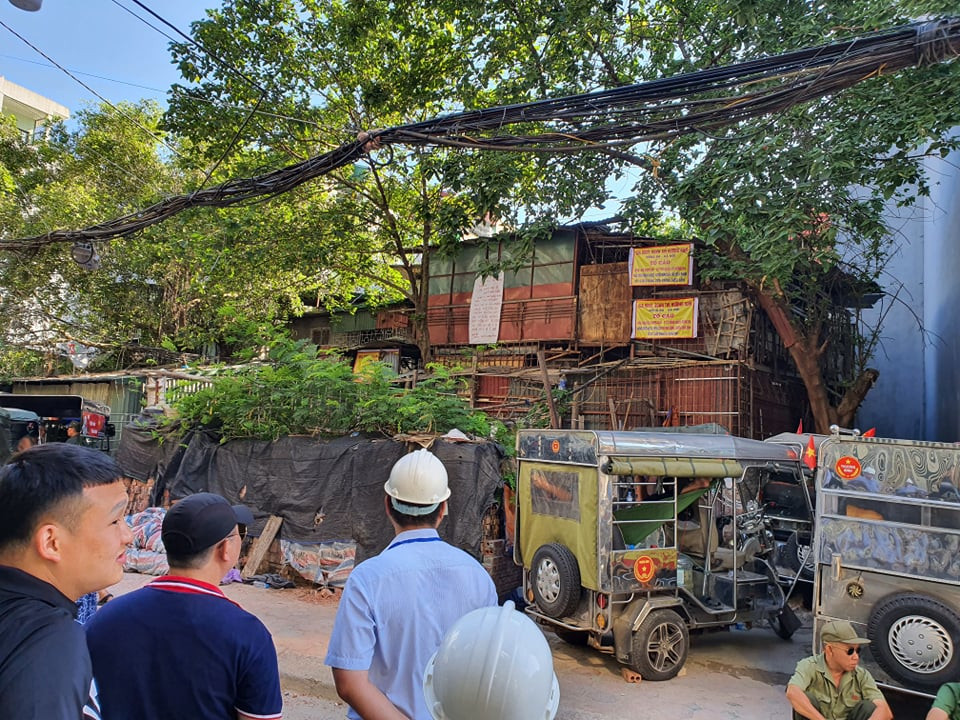 Cưỡng chế thu hồi khu đất bị chiếm dụng gần 10 năm ở hồ Ba Mẫu ảnh 2