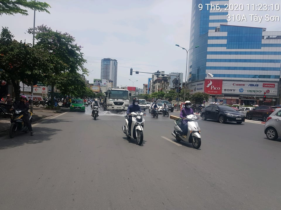 Ngày đầu Hà Nội rửa đường: Nhiều tuyến phố giảm nhiệt 3 - 5 độ C ảnh 1