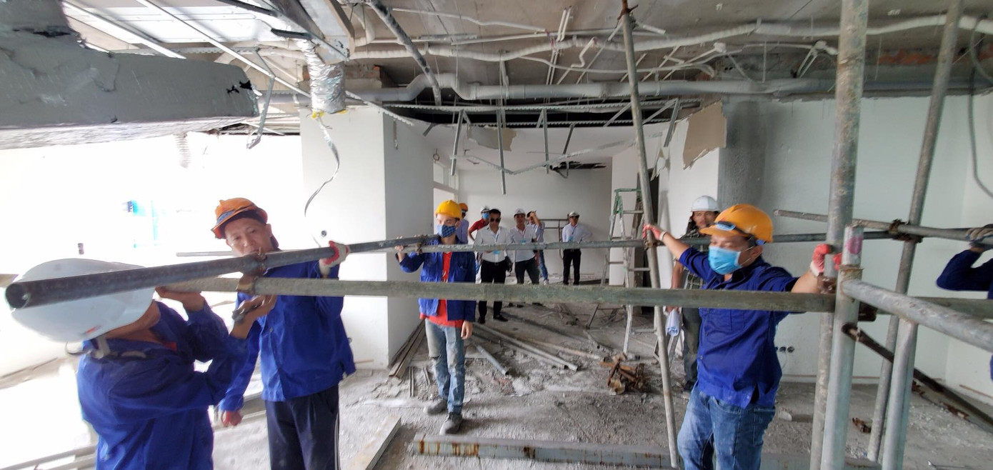 Máy cắt lưỡi kim cương cắt 'ngọt lịm' sàn nhà 8B Lê Trực ảnh 9