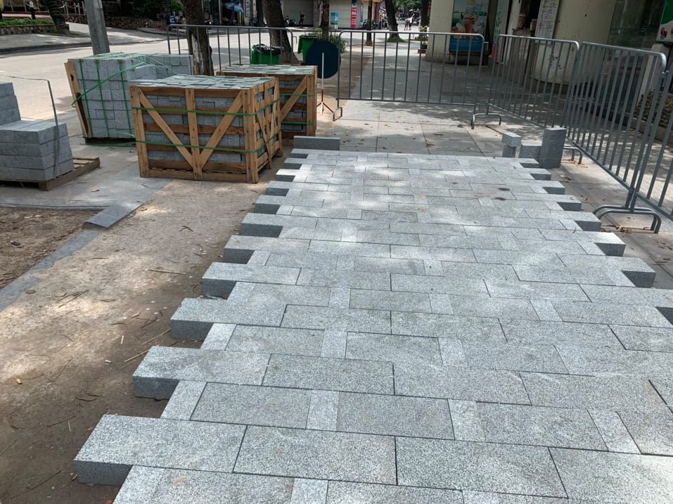 Sau kè bê tông đúc, vỉa hè, đường dạo Hồ Gươm được lát đá tự nhiên ảnh 1