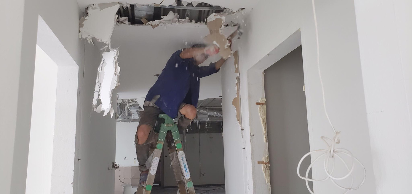 Máy cắt lưỡi kim cương cắt 'ngọt lịm' sàn nhà 8B Lê Trực ảnh 6