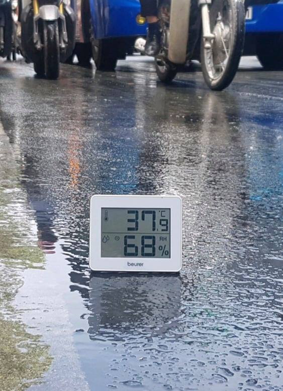 Ngày đầu Hà Nội rửa đường: Nhiều tuyến phố giảm nhiệt 3 - 5 độ C ảnh 3