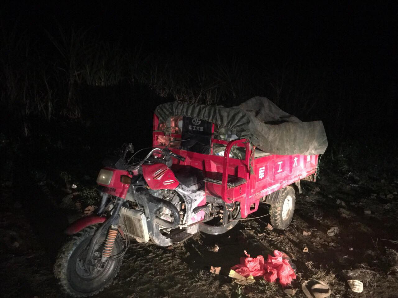 Tài xế bỏ lại xe chở hơn 2 vạn khẩu trang chạy bộ thoát thân ảnh 2