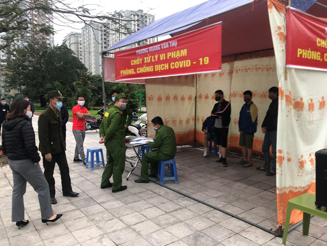 Hà Nội: Lập chốt, kẻ vạch sơn nơi công cộng, siết chặt giãn cách xã hội ảnh 15