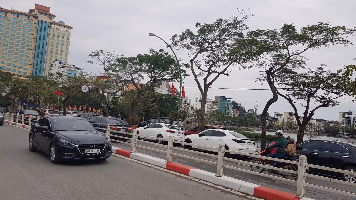 Trông xe tự phát mọc như nấm quanh các điểm di tích Hà Nội ảnh 2