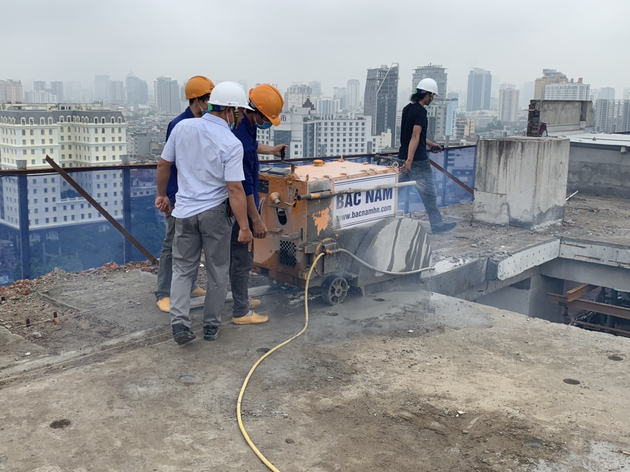 Tiếp tục khởi động máy cắt kim cương xử lý sai phạm công trình 8B Lê Trực ảnh 1