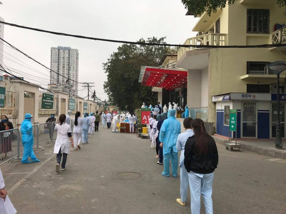 Xét nghiệm lần 2 cho 7.000 nhân viên y tế Bệnh viện Bạch Mai ảnh 1