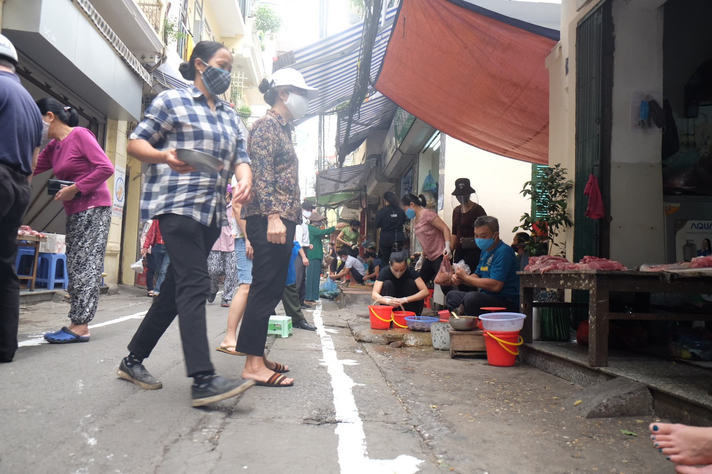 Hà Nội: Lập chốt, kẻ vạch sơn nơi công cộng, siết chặt giãn cách xã hội ảnh 6