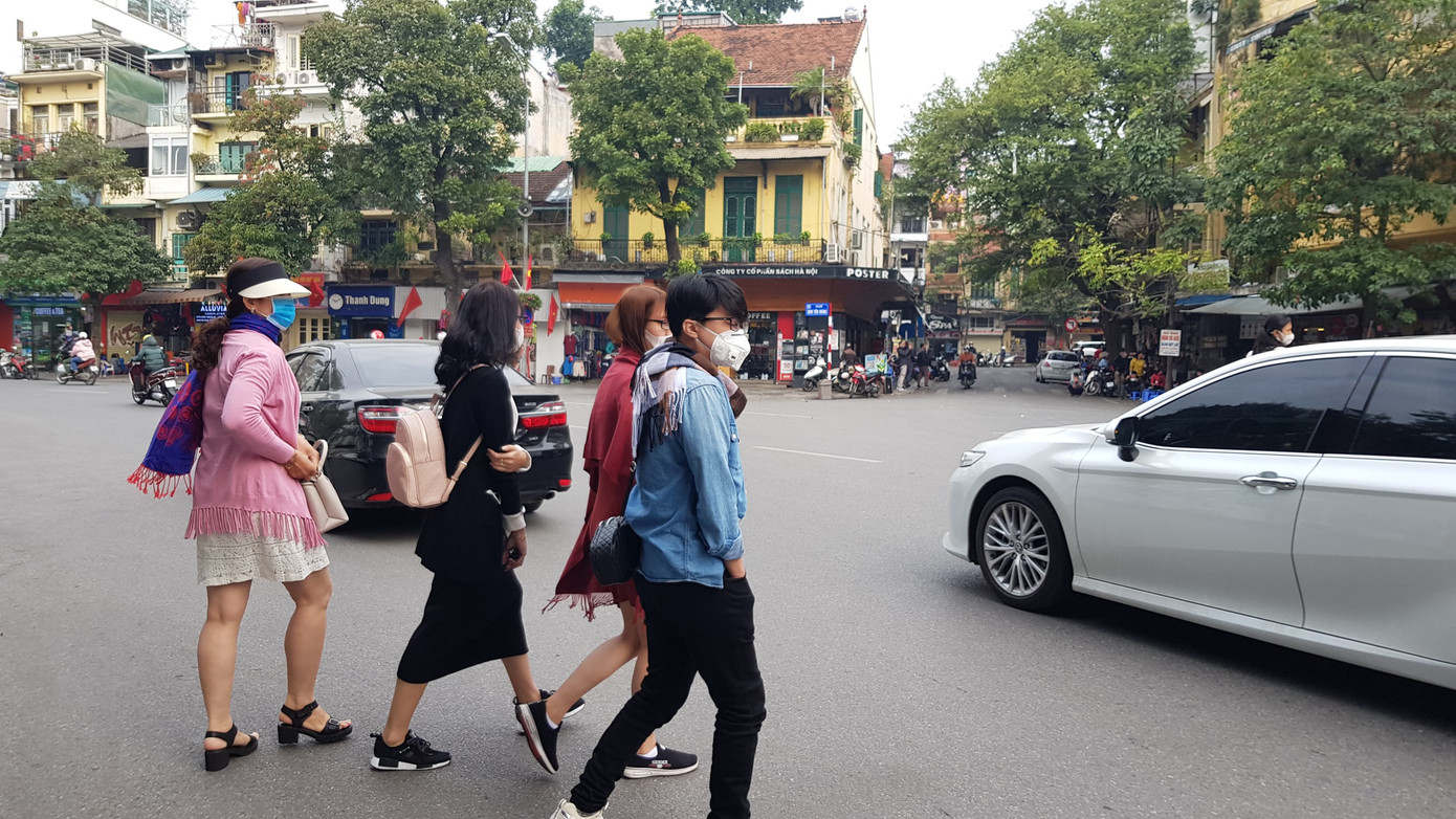 Cận cảnh du khách đến Hà Nội kín mít khẩu trang phòng dịch cúm ảnh 7