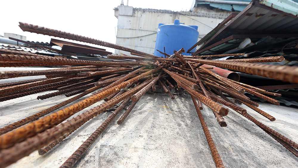 Công nhân miệt mài quai búa phá dỡ tầng 18 nhà 8B Lê Trực ảnh 10