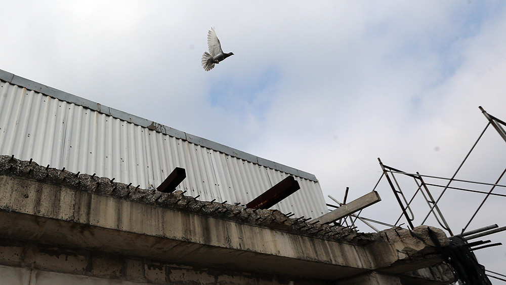 Công nhân miệt mài quai búa phá dỡ tầng 18 nhà 8B Lê Trực ảnh 8