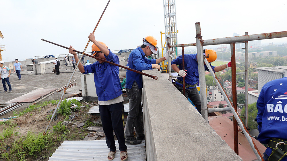 Công nhân miệt mài quai búa phá dỡ tầng 18 nhà 8B Lê Trực ảnh 7