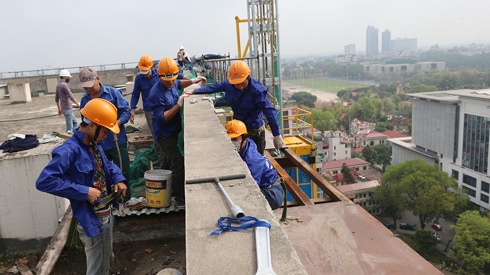 Công nhân miệt mài quai búa phá dỡ tầng 18 nhà 8B Lê Trực ảnh 6