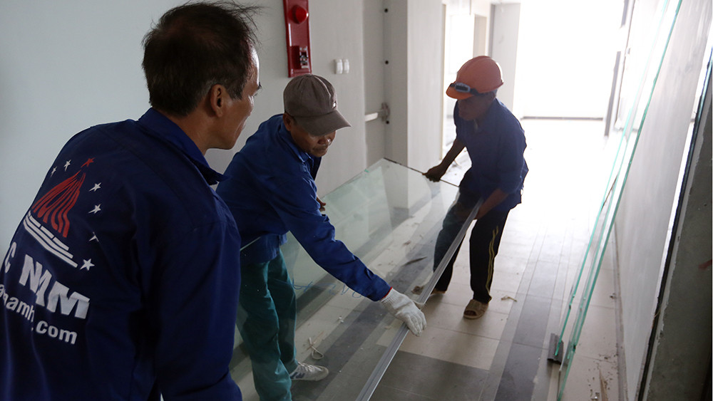 Công nhân miệt mài quai búa phá dỡ tầng 18 nhà 8B Lê Trực ảnh 5