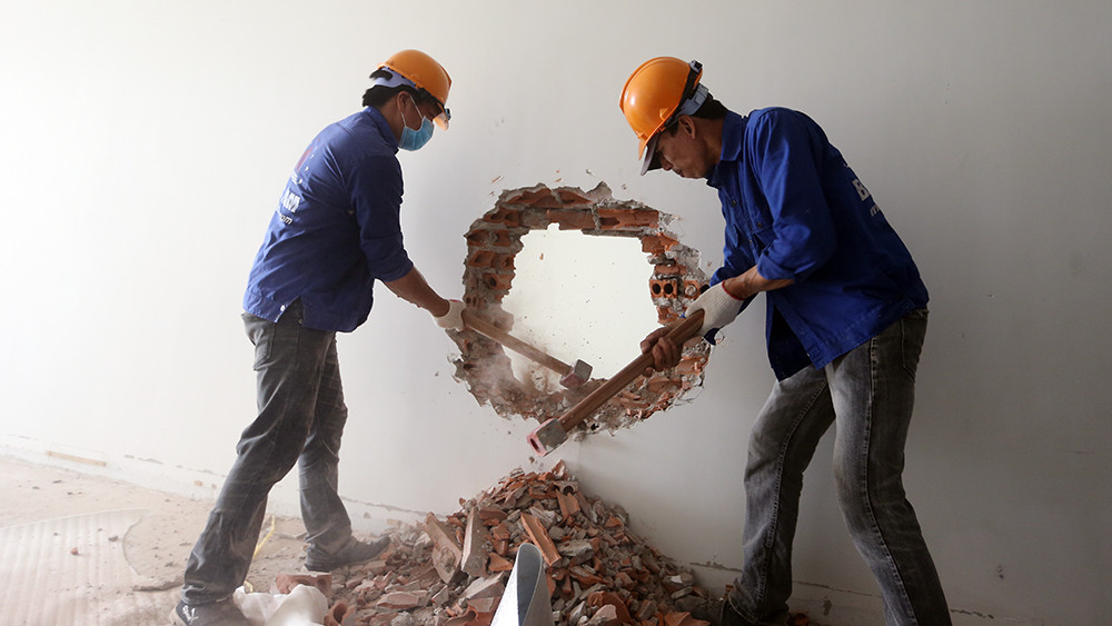 Công nhân miệt mài quai búa phá dỡ tầng 18 nhà 8B Lê Trực ảnh 3