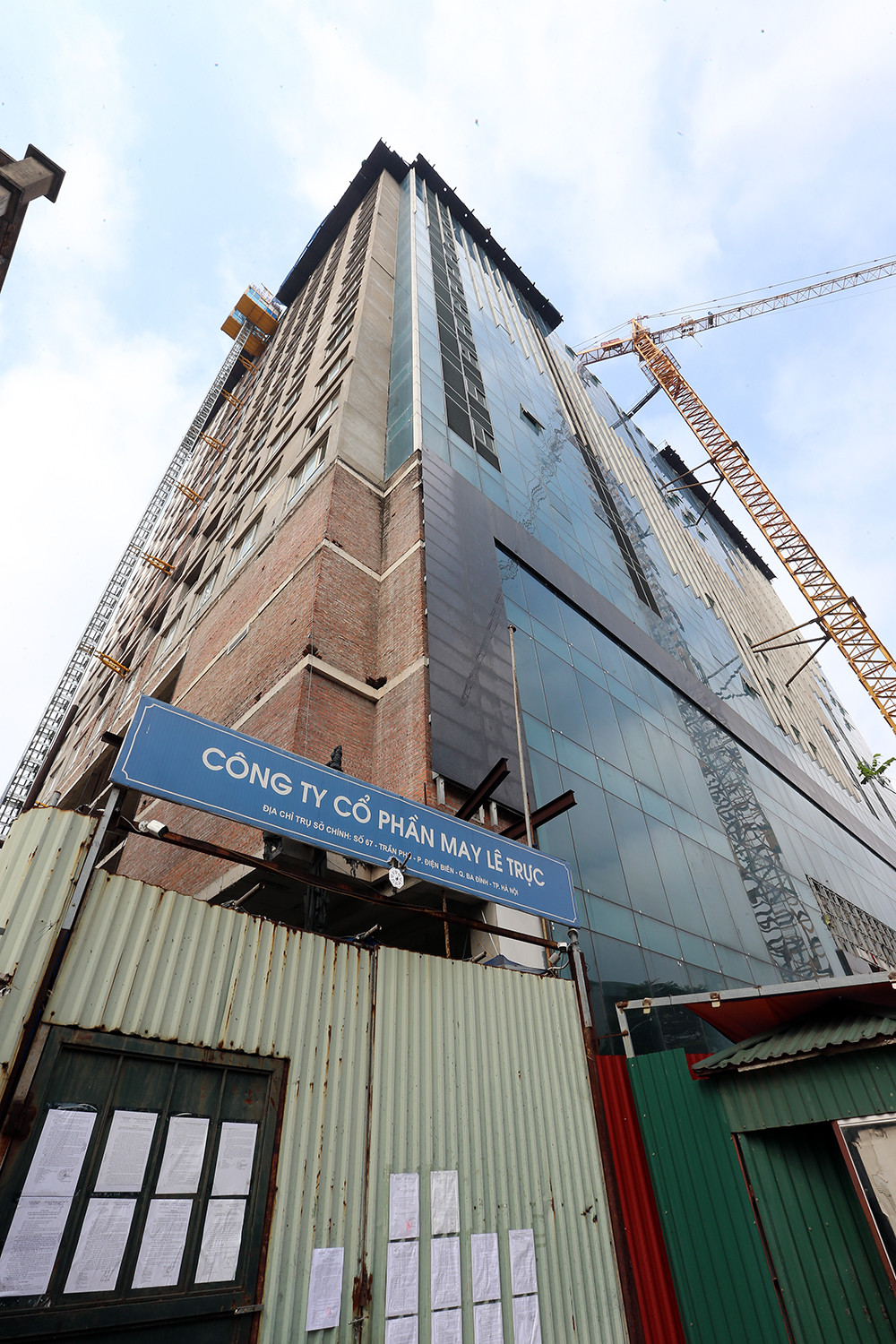 Công nhân miệt mài quai búa phá dỡ tầng 18 nhà 8B Lê Trực ảnh 12