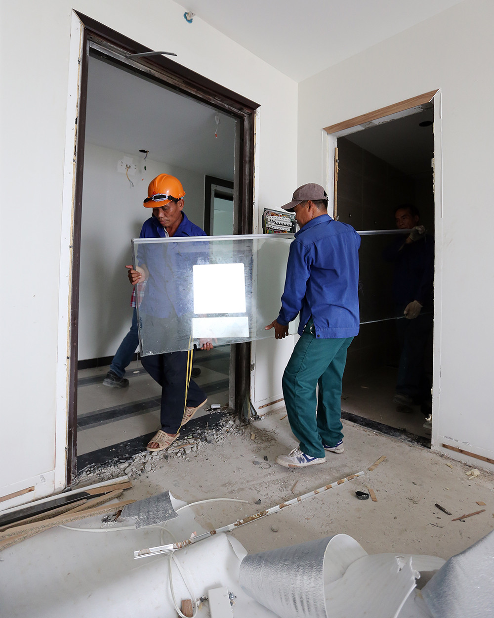 Công nhân miệt mài quai búa phá dỡ tầng 18 nhà 8B Lê Trực ảnh 4