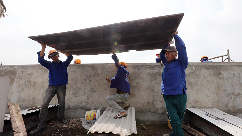 Công nhân miệt mài quai búa phá dỡ tầng 18 nhà 8B Lê Trực ảnh 9