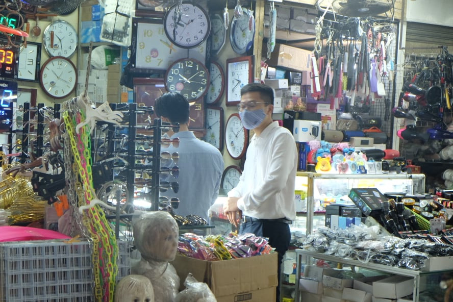 100% khách đeo khẩu trang, rửa tay trước khi vào chợ Đồng Xuân ảnh 9