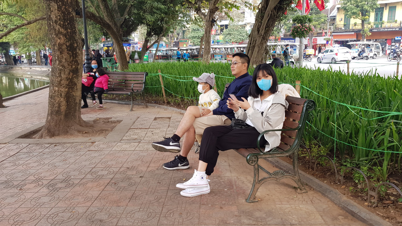 Cận cảnh du khách đến Hà Nội kín mít khẩu trang phòng dịch cúm ảnh 1