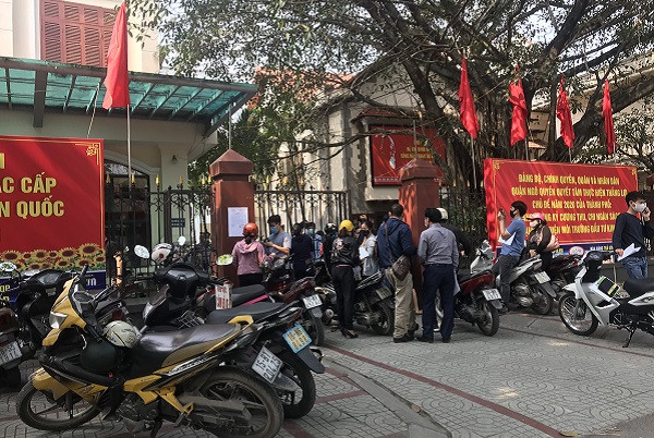 Doanh nghiệp đứng chờ xác nhận từ chính quyền địa phương. Hải Phòng: Hàng trăm doanh nghiệp vận tải chen lấn xin 'giấy thông hành' ảnh 1