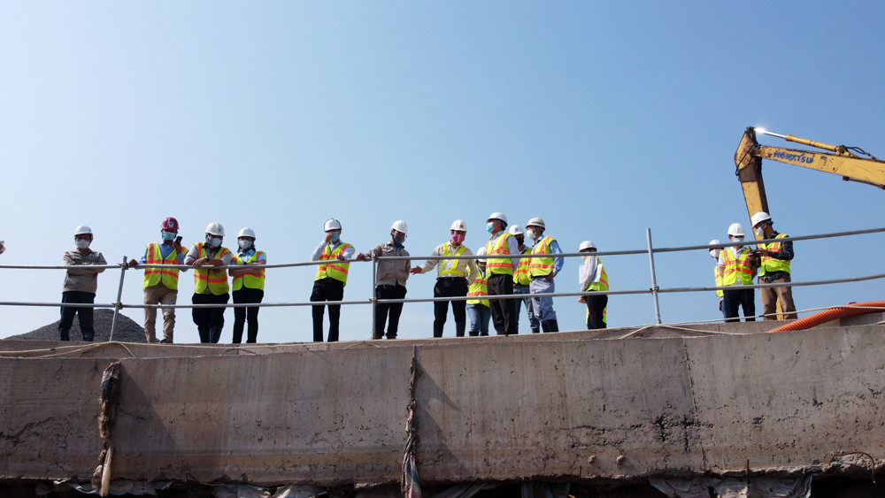 Lắp đặt ống cống khổng lồ dẫn nước sông Tô Lịch vào nhà máy xử lý nước thải ảnh 7