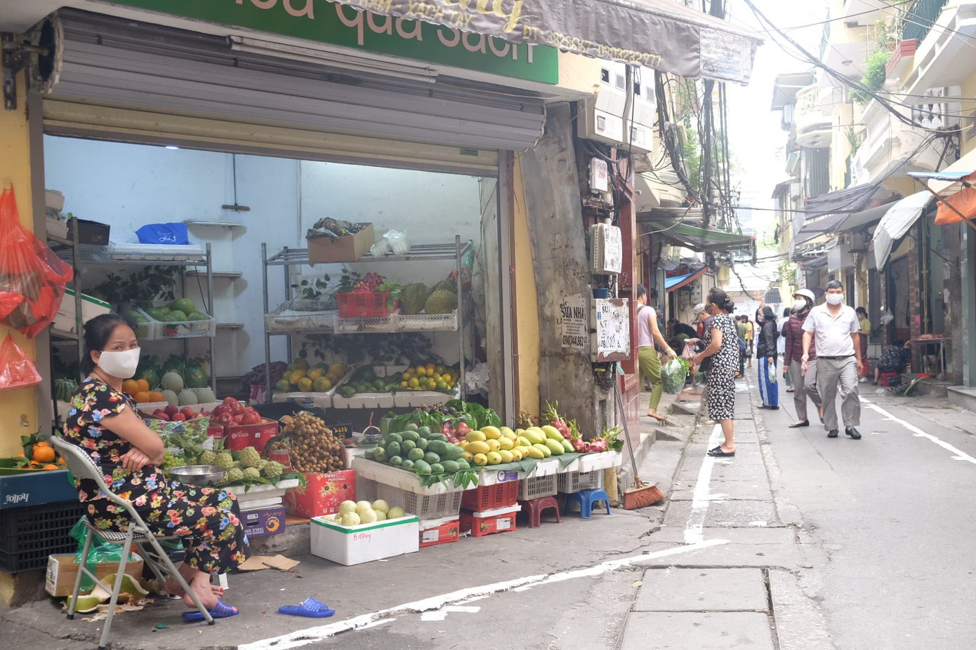 Hà Nội: Lập chốt, kẻ vạch sơn nơi công cộng, siết chặt giãn cách xã hội ảnh 11