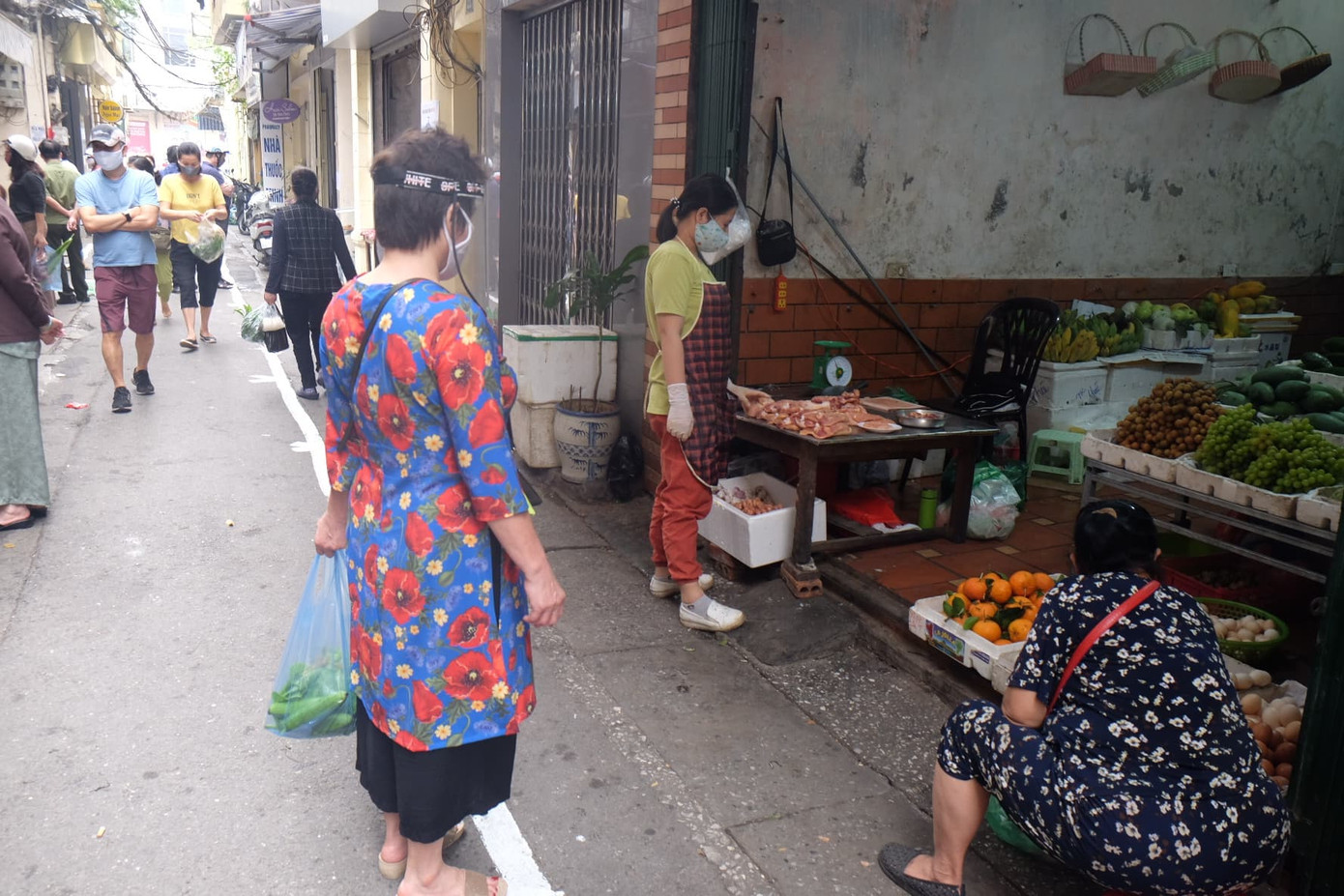 Hà Nội: Lập chốt, kẻ vạch sơn nơi công cộng, siết chặt giãn cách xã hội ảnh 9