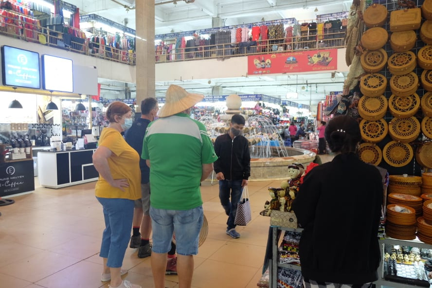 100% khách đeo khẩu trang, rửa tay trước khi vào chợ Đồng Xuân ảnh 13