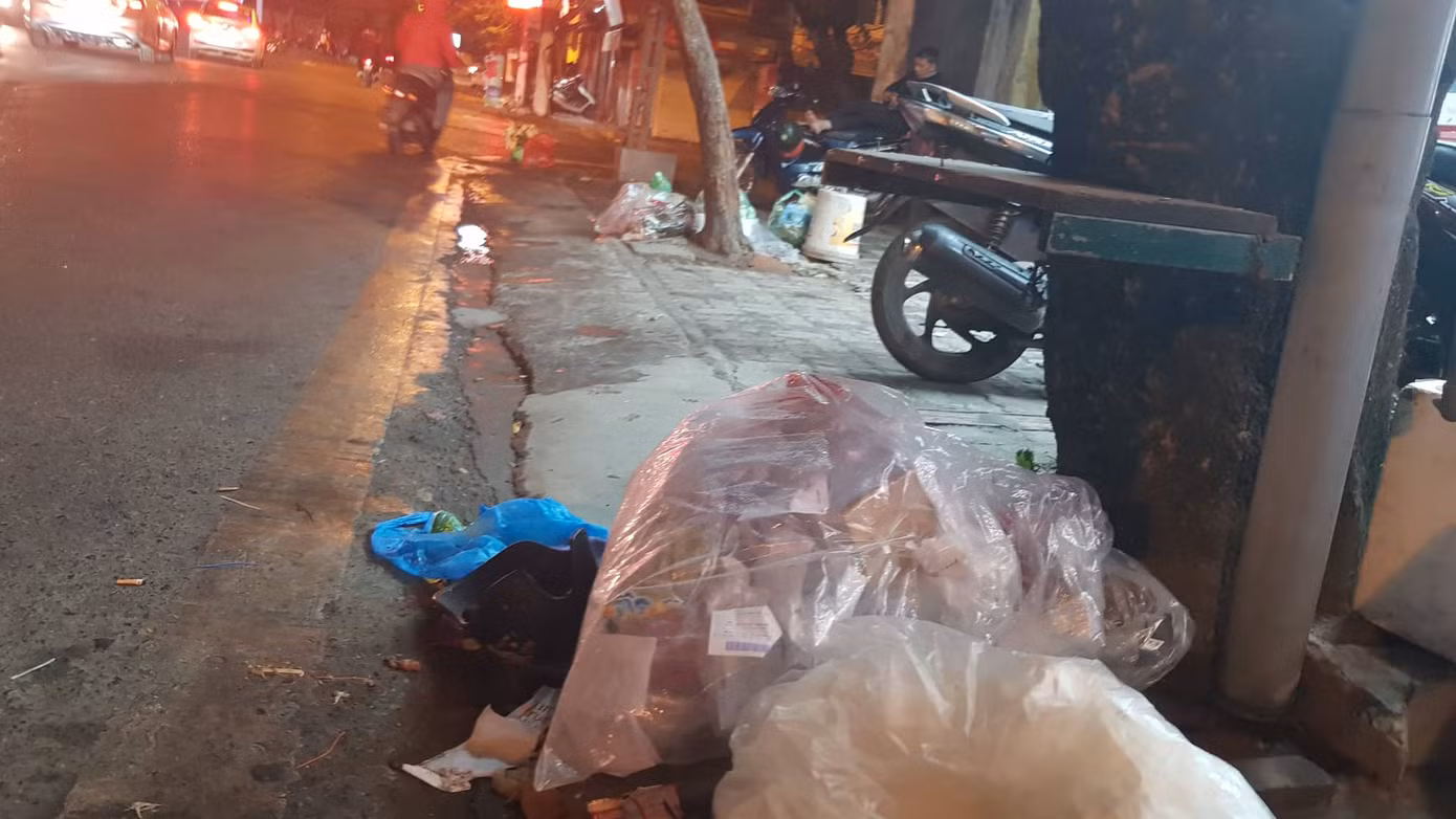 Hà Nội: Rác tăng đột biến 30 Tết, công nhân căng mình dọn rác ảnh 6