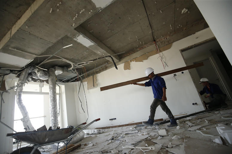 Máy cắt lưỡi kim cương cắt 'ngọt lịm' sàn nhà 8B Lê Trực ảnh 7