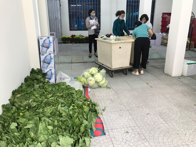 Cung cấp thực phẩm tới từng hộ dân khu cách ly phố Trúc Bạch ảnh 3