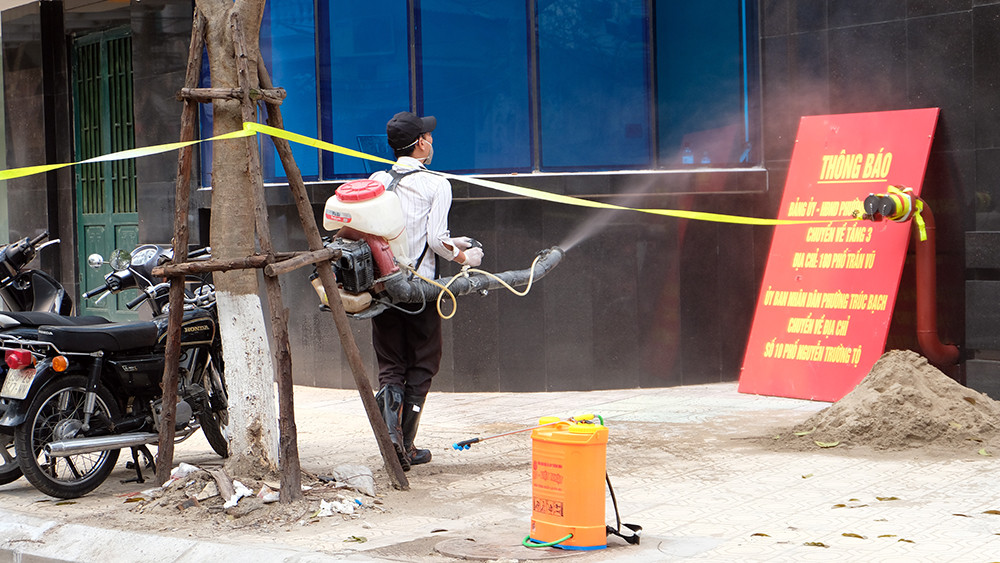 Cung cấp thực phẩm tới từng hộ dân khu cách ly phố Trúc Bạch ảnh 12