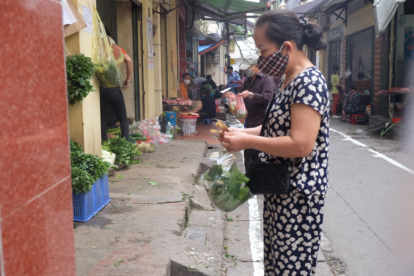 Hà Nội: Lập chốt, kẻ vạch sơn nơi công cộng, siết chặt giãn cách xã hội ảnh 7