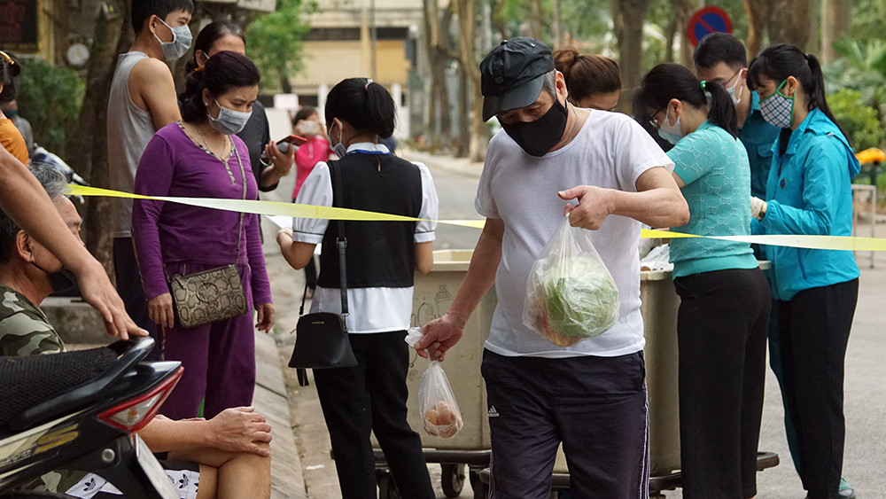 Cung cấp thực phẩm tới từng hộ dân khu cách ly phố Trúc Bạch ảnh 8