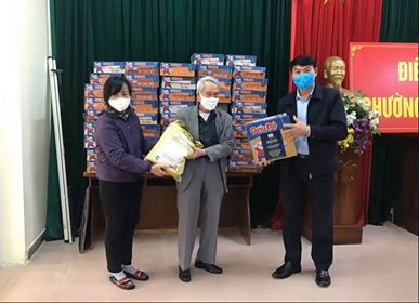 Người dân nghẹn ngào khi nhận mỳ, gạo hỗ trợ ảnh 9