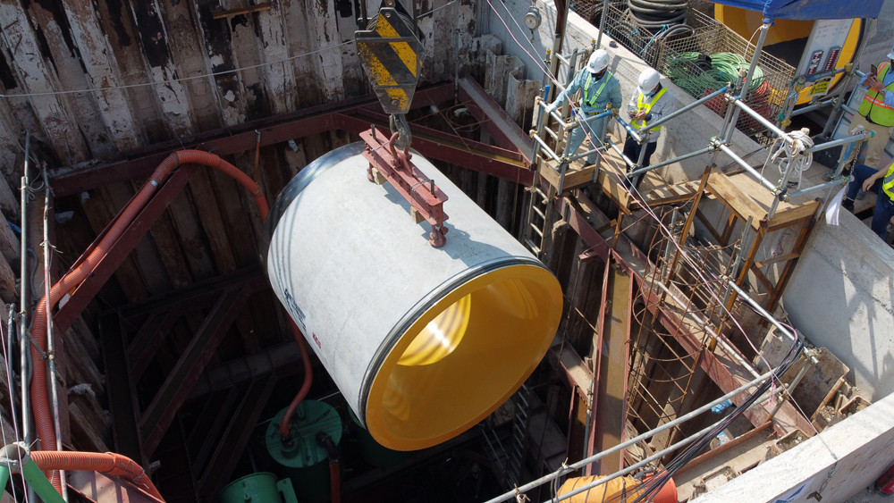 Lắp đặt ống cống khổng lồ dẫn nước sông Tô Lịch vào nhà máy xử lý nước thải ảnh 4