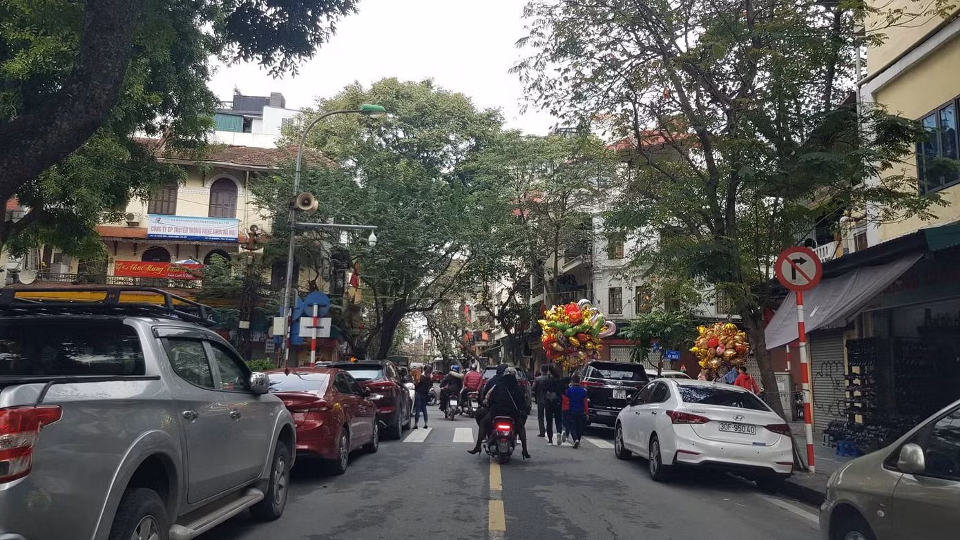 Trông xe tự phát mọc như nấm quanh các điểm di tích Hà Nội ảnh 5