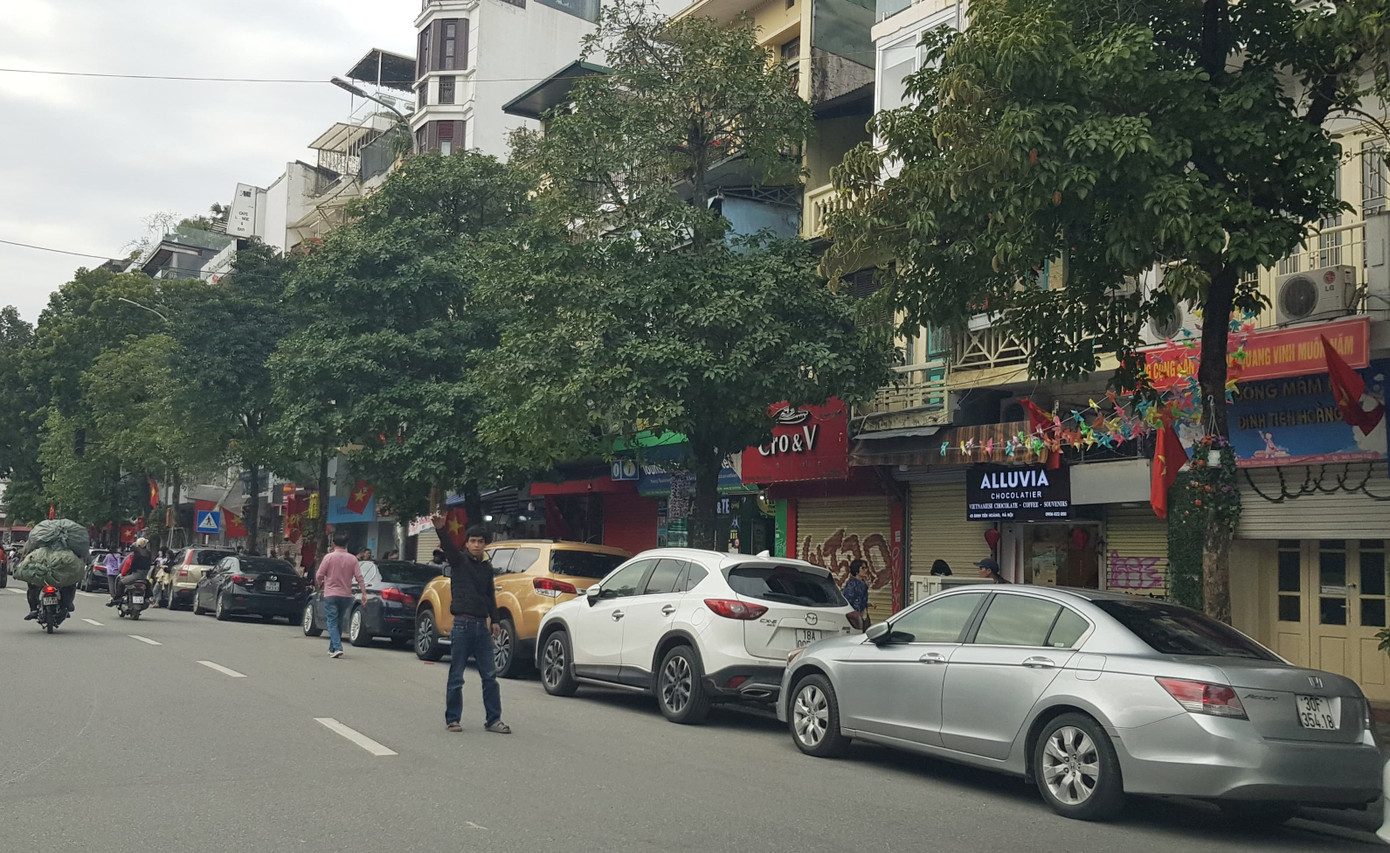 Trông xe tự phát mọc như nấm quanh các điểm di tích Hà Nội ảnh 6