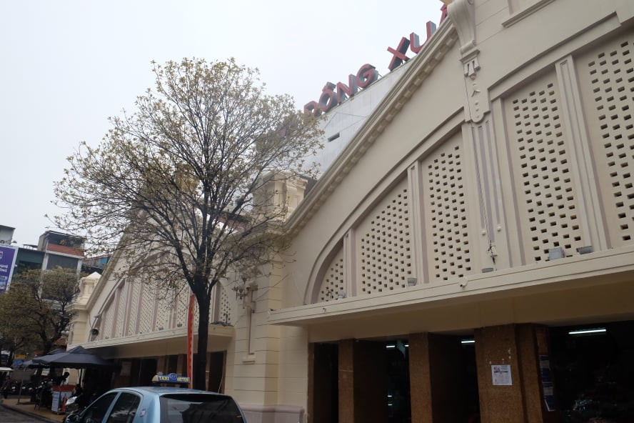 100% khách đeo khẩu trang, rửa tay trước khi vào chợ Đồng Xuân ảnh 1