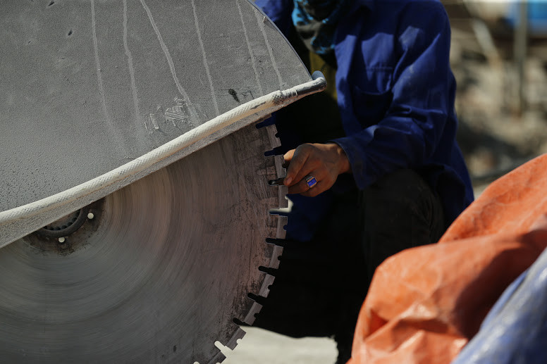 Máy cắt lưỡi kim cương cắt 'ngọt lịm' sàn nhà 8B Lê Trực ảnh 3