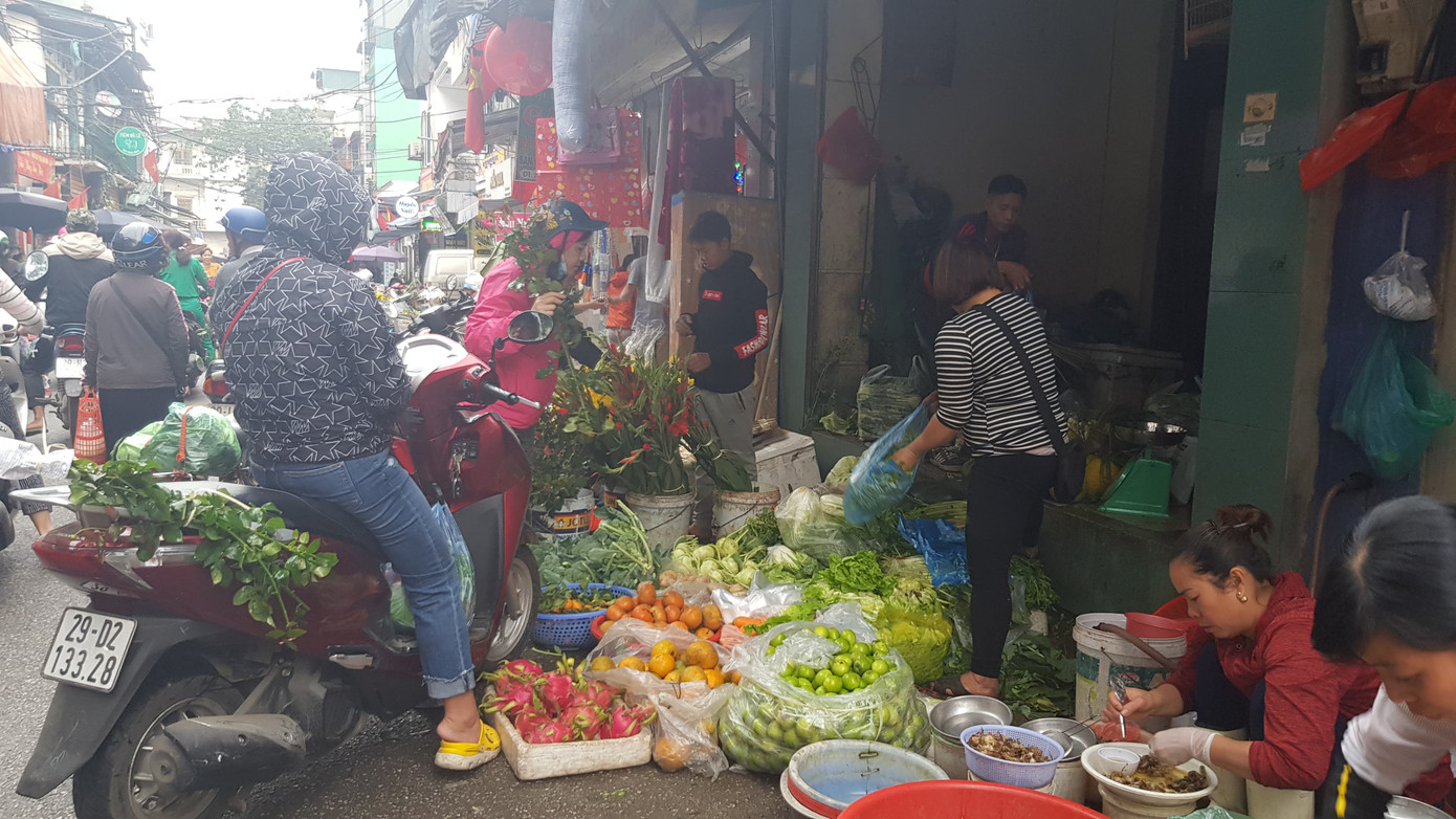 Hà Nội: Giá thịt lợn, thịt gà tăng kỷ lục, người dân chen nhau mua 30 Tết ảnh 2